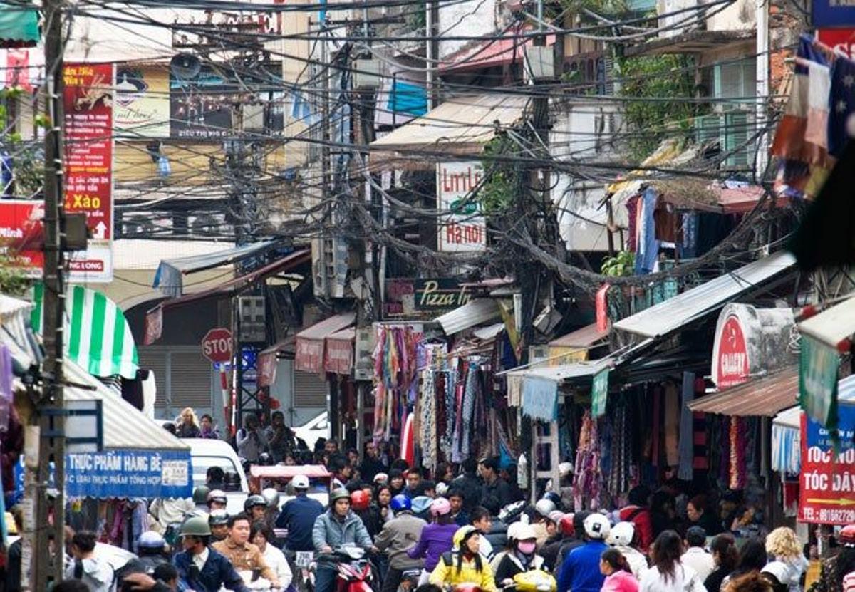 Calle abarrotada en Hanoi.