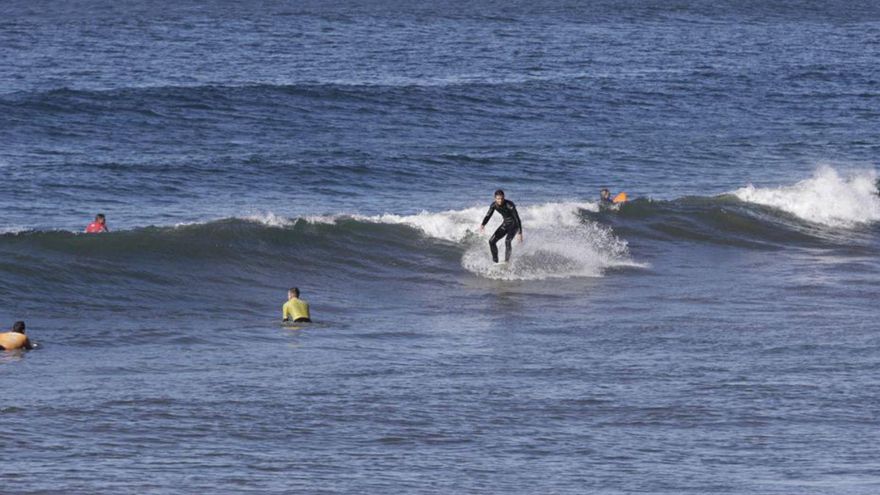 Surfistas en Salinas, en una imagen de archivo. | FERNANDO RODRÍGUEZ