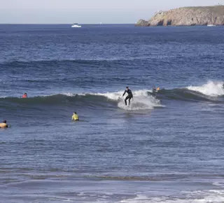 La mayoría de menores continúa en la escuela de surf ilegal de Salinas: así están en la instalación