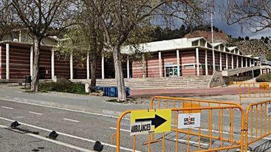 Indicatius a l&#039;exterior del pavelló de les Comes, que serà habilitat com a hospital de campanya