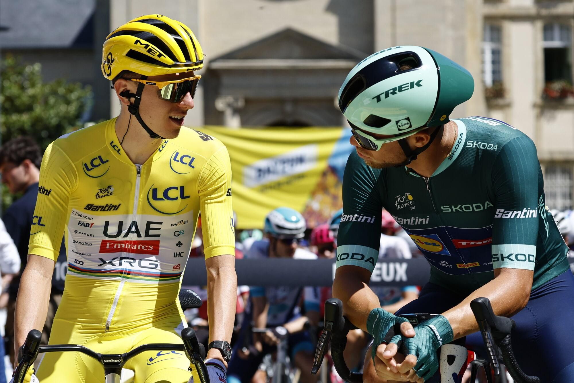 (France), 10/07/2025.- Slovenian rider Tadej Pogacar (L) of UAE Team Emirates and Italian rider Jonathan Milan (R) of Lidl - Trek team wait the start of the 6th stage of the Tour de France cycling race over 201.5km from Bayeux to Vire Normandie, France, 10 July 2025. (Ciclismo, Francia) EFE/EPA/MARTIN DIVISEK