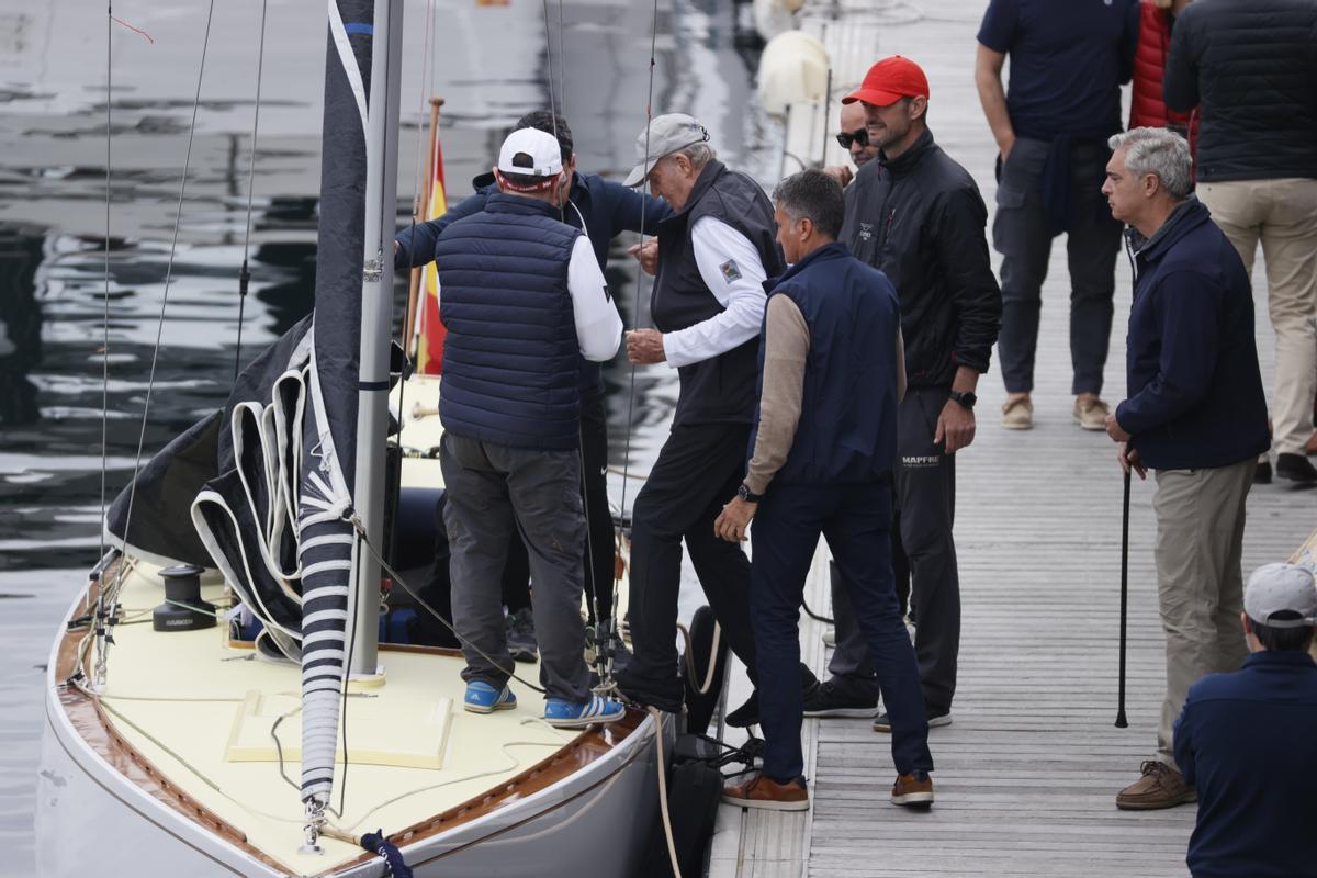 El rey emérito Juan Carlos I se sube a una embarcación en el puerto de Sanxenxo, Pontevedra, este jueves. EFE/Lavandeira Jr