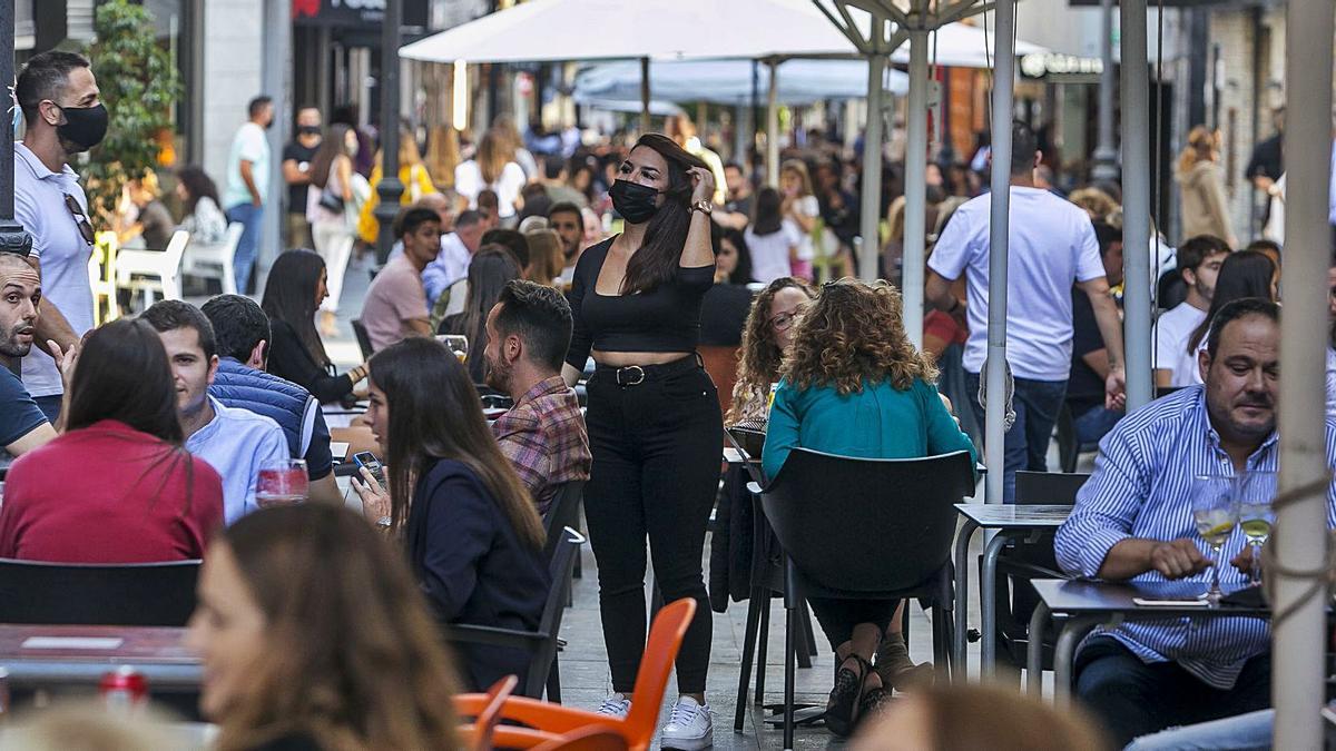 Terrazas en el entorno de la calle Castaños, en un sábado reciente, con evidente actividad pese a la pandemia.