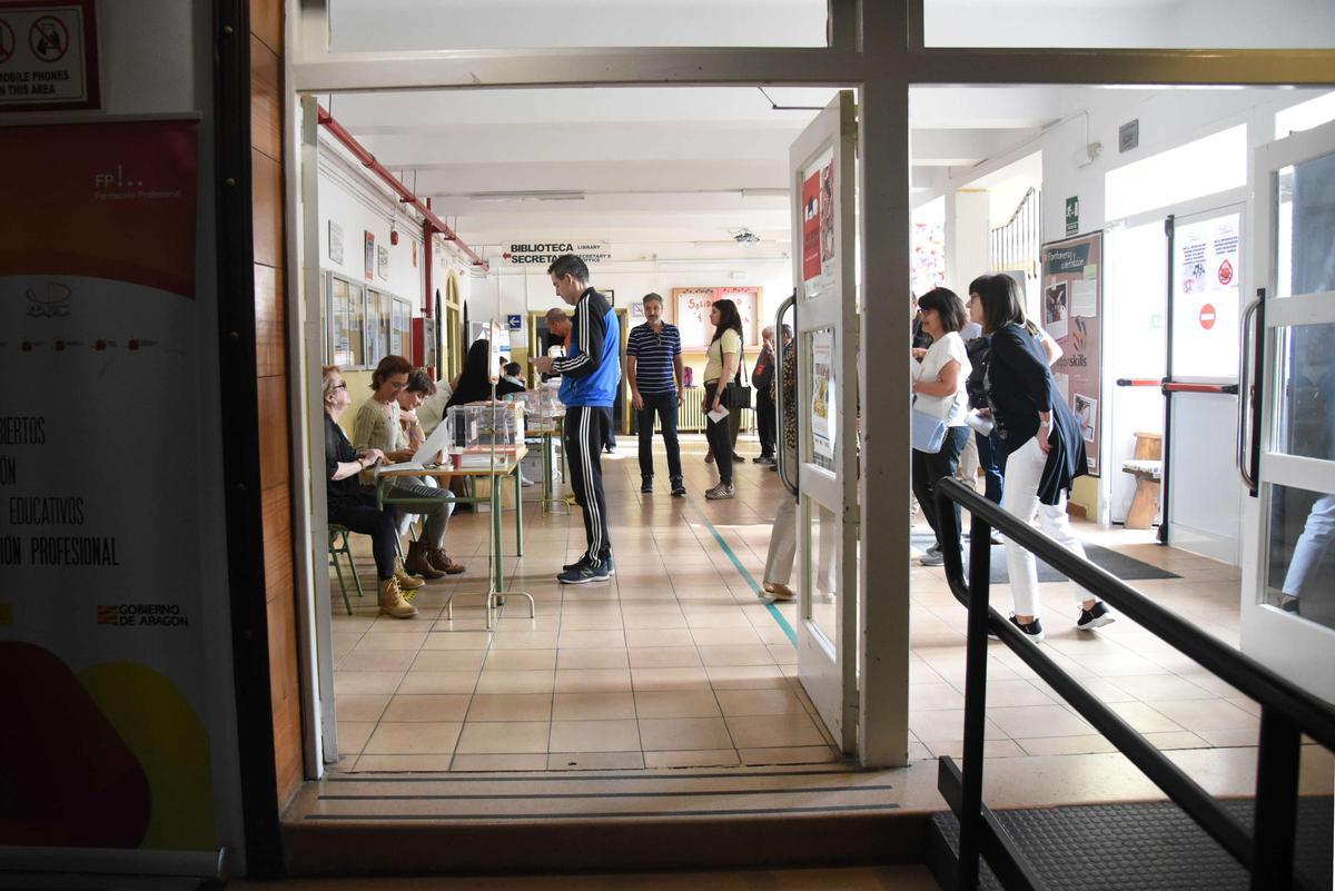 Gente votando en un colegio electoral de Zaragoza, en mayo de 2023.