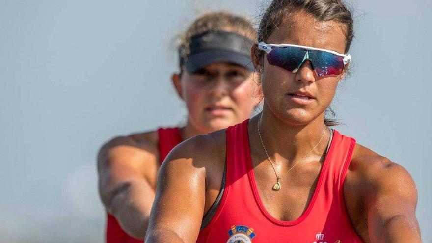 Las remeras de la selección española Anna Boada y Aina Cid, durante su participación en el Mundial de Sarasota. // @FedeEspRemo