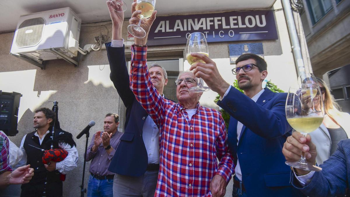 Susé Castaño, Anxo Rei y Alfonso Rueda, brindan en la memoria del fallecido Pepe Domingo Castaño