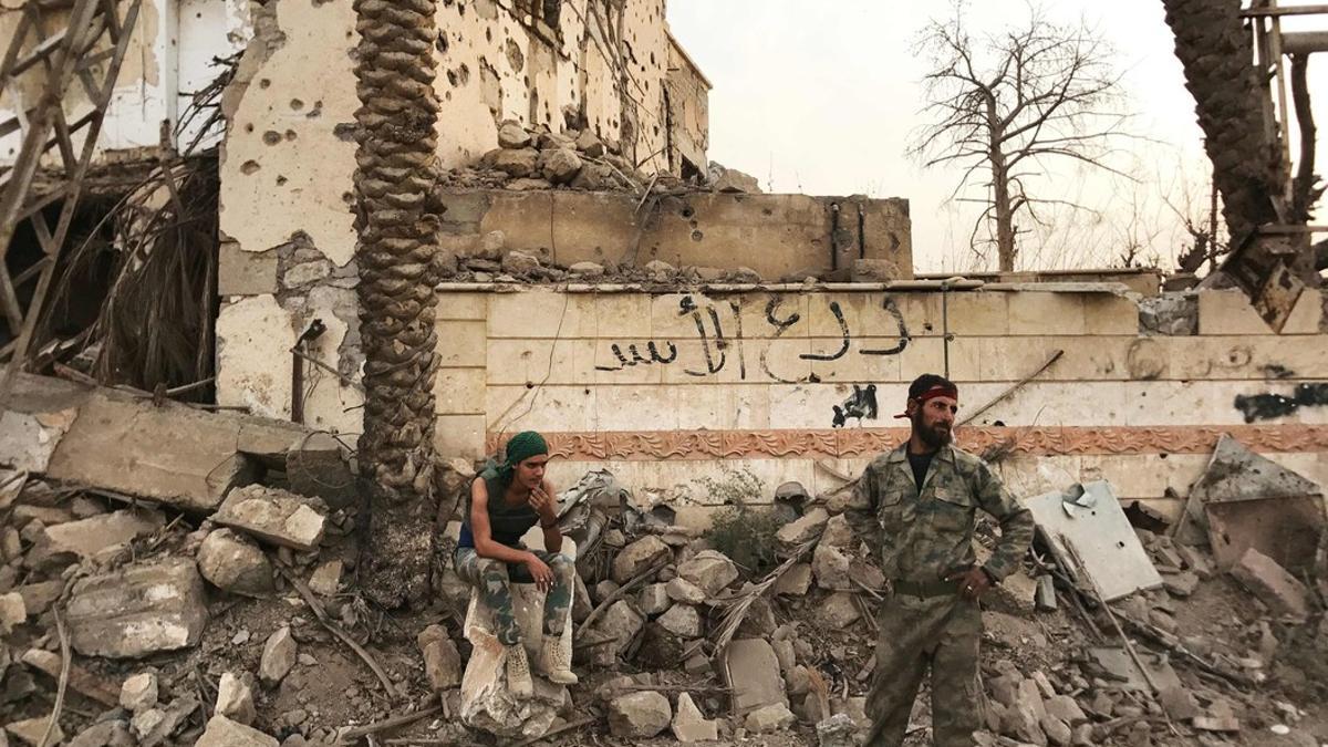 Militares del Ejército sirio enfrente de un edificio destrozado en un distrito de Deir Ezzor. Imagen del 5 de noviembre de 2015.