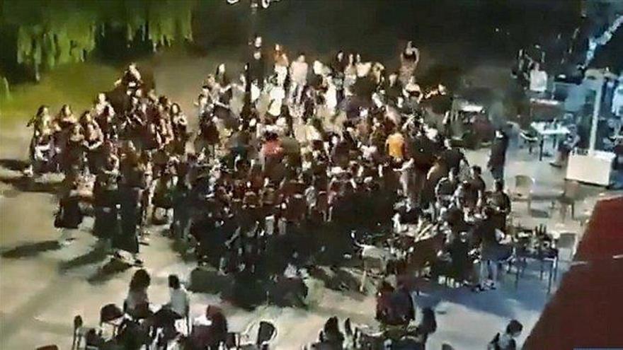 Una edil de Bildu dimite y es multada por participar en un baile masivo en Beasain