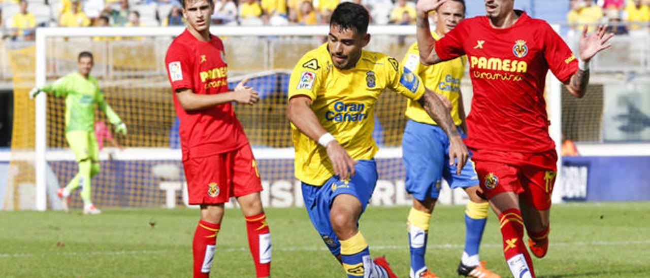 Jonathan Viera conduce el balón; Castillejo y Mario Gaspar persiguen al jugador de la UD Las Palmas.