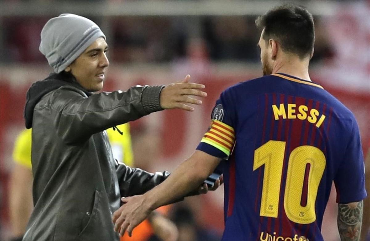 ecarrasco40765983 a fan who ran onto the pitch hugs barcelona s lionel messi p171031234434