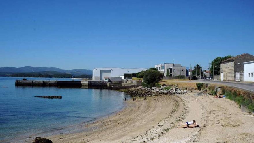 La playa de O Castelete se aconcionará como primera playa canina de Vilagarcí. // Iñaki Abella