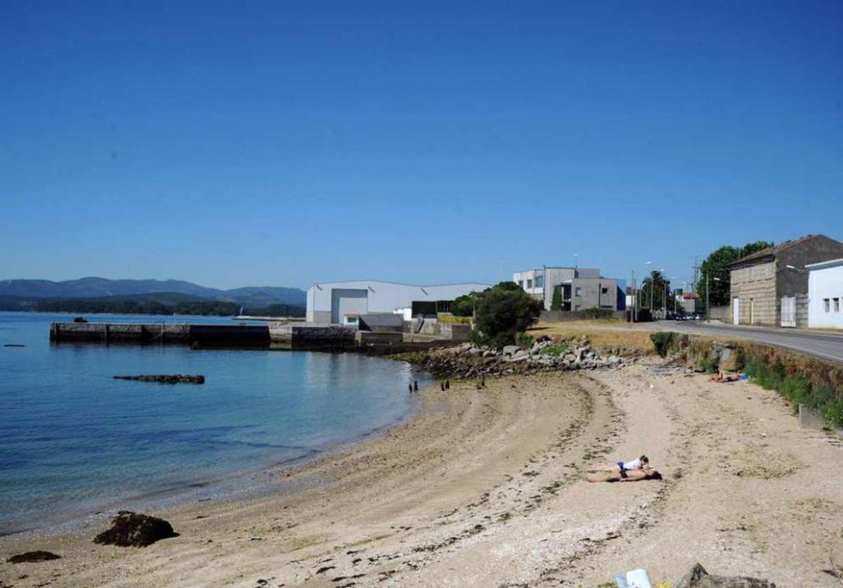 La playa de O Castelete se aconcionará como primera playa canina de Vilagarcí. // Iñaki Abella