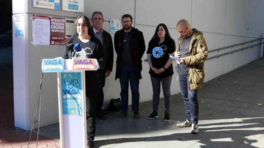 Els convocants de la vaga de metges davant del CAP Can Viadet, ahir a Esplugues de Llobregat