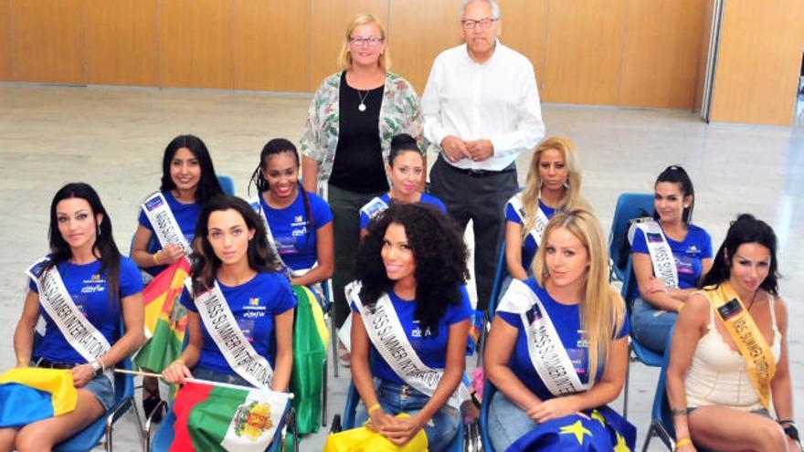 las candidatas a Miss Summer, ayer junto a Elena Álamo y Ramón Suárez.