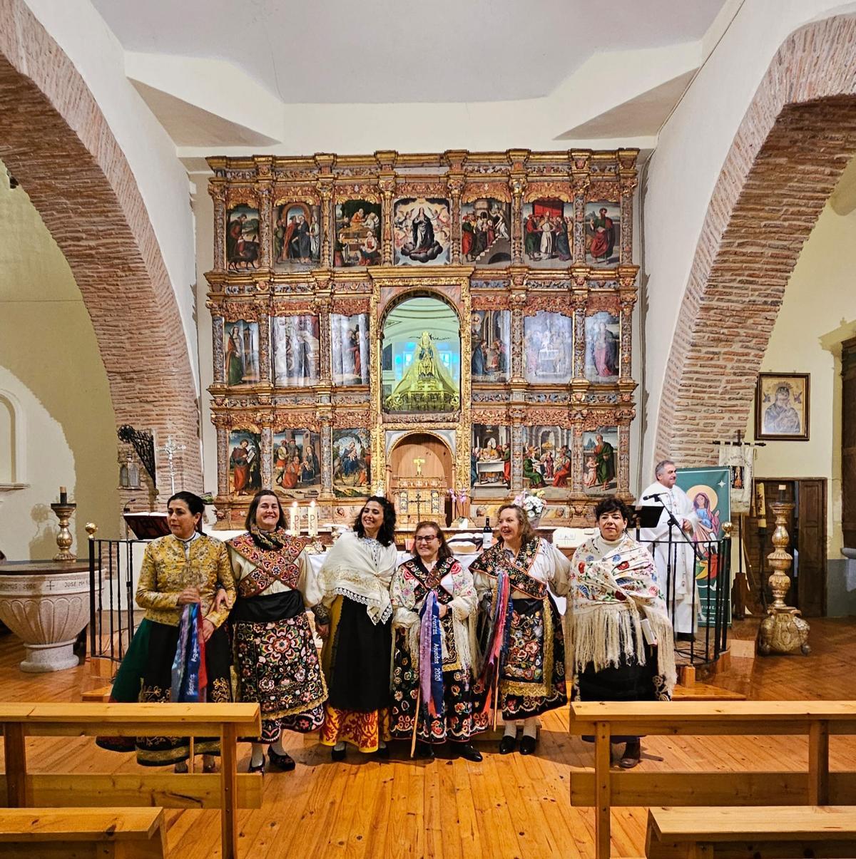GALERÍA | Las águedas de Pajares salen procesión y bailan La Peregrina