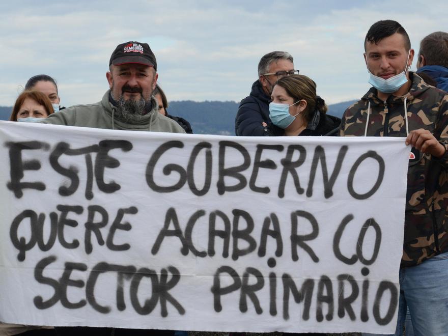 Marineros muestran una de las pancartas de ayer en la concentración.