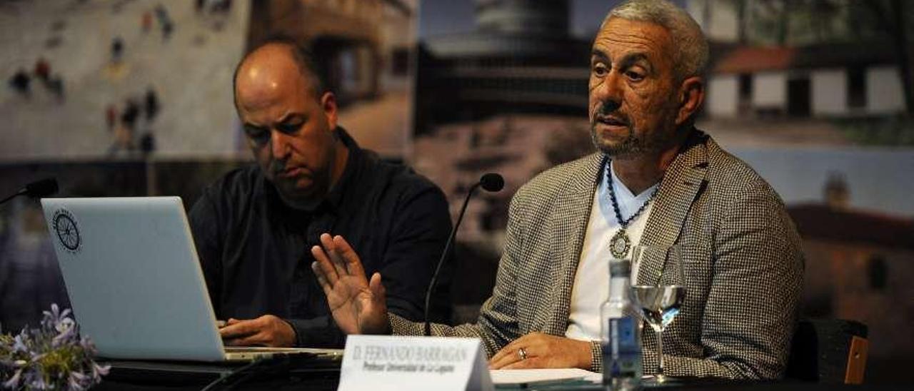 Fernando Barragán (derecha) durante su ponencia en el auditorio de Lalín. // Bernabé/Javier Lalín