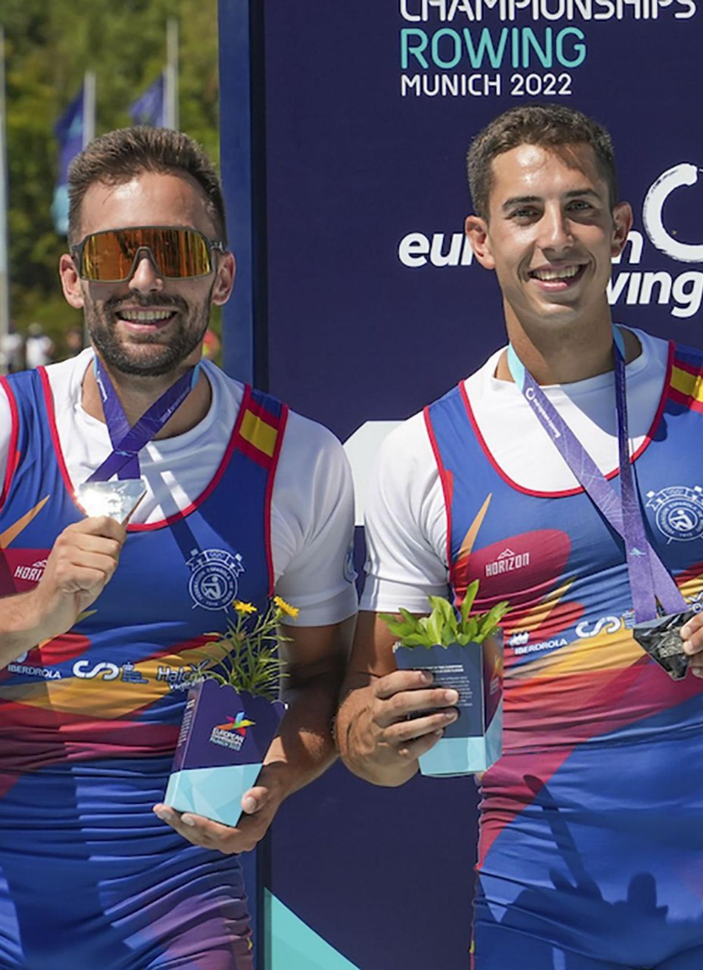 Rodrigo Conde (izq) y García con sus medallas de plata. |  // EFE