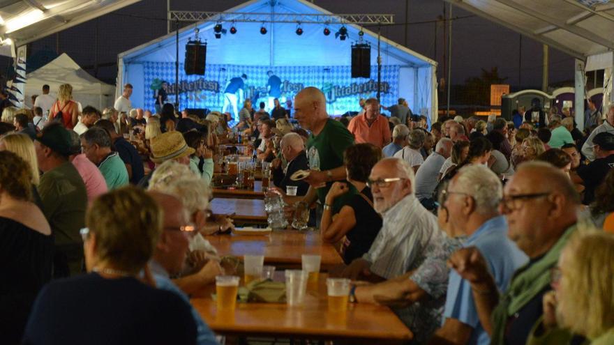 Almendras, cerveza y recreaciones históricas: los pueblos de Málaga se van de fiesta este fin de semana