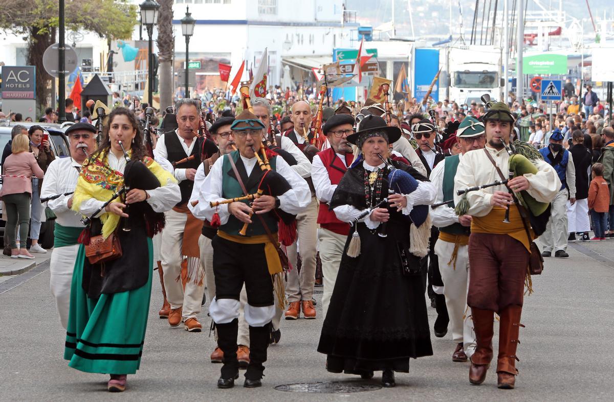 Los vigueses abarrotan las calles del Casco Vello en el día grande de la Reconquista