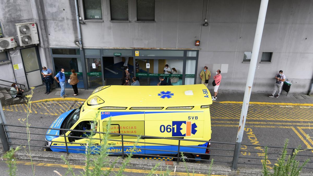Una ambulancia ante Urgencias de Montecelo