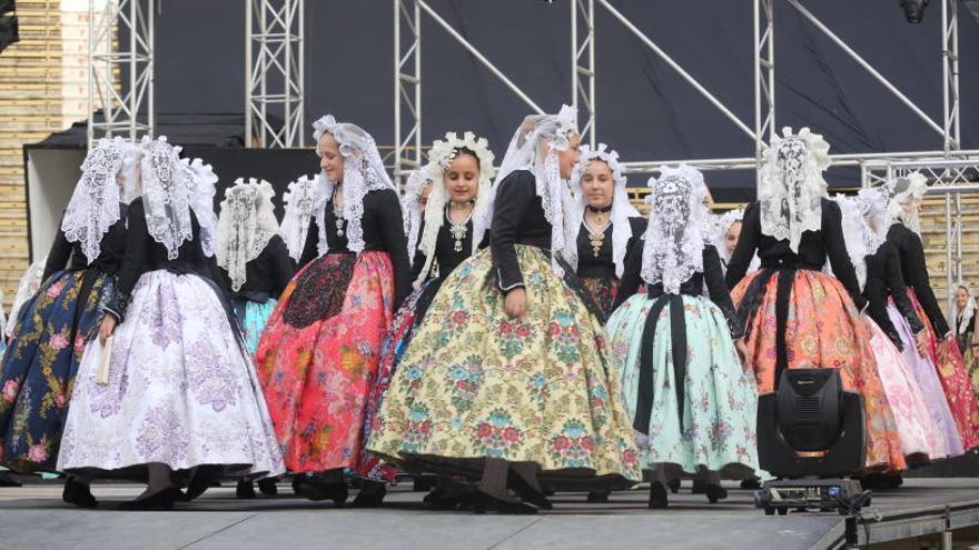 Novias alicantinas que ensayan por última vez los festivales de elección