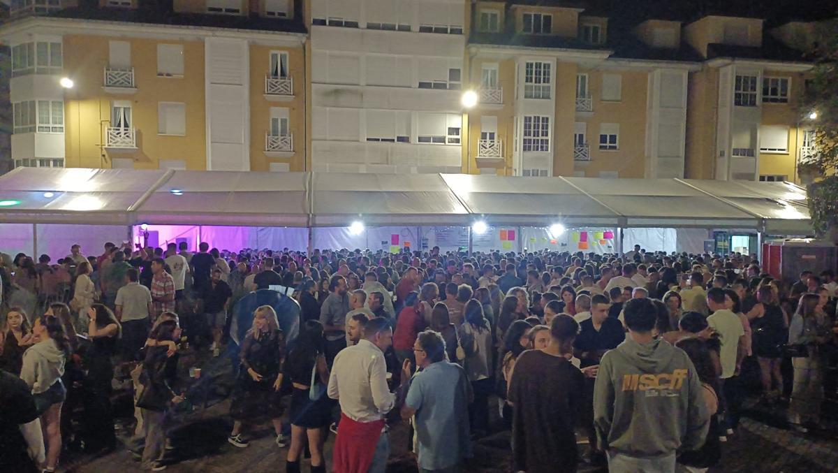 Ambientazo en la noche de sábado en la fiesta de la Calle San Antonio de Pola de Siero durante la actuación de DJ Pika.