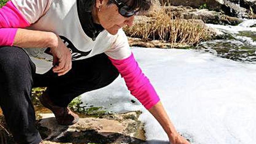 Recollida d&#039;una mostra d&#039;aigua de la riera de la Tosca