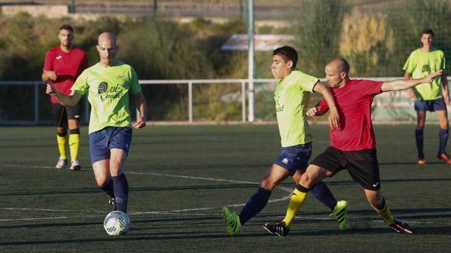 Una acción del partido entre el Navarro y el Llanera.