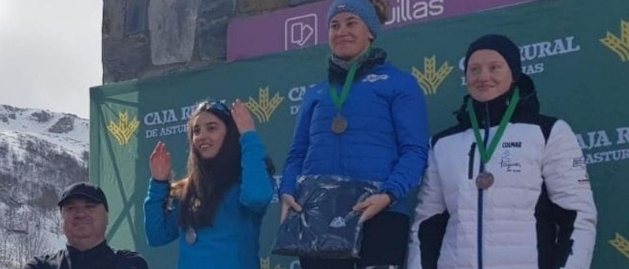 Podio femenino de esquí de fondo: Candela Martínez, entre Gabriela Vega y Naiara Fernández.