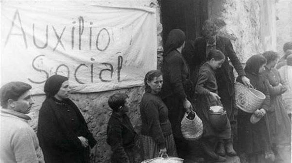 A group of Spaniards collect food at the Social Aid in the postwar period