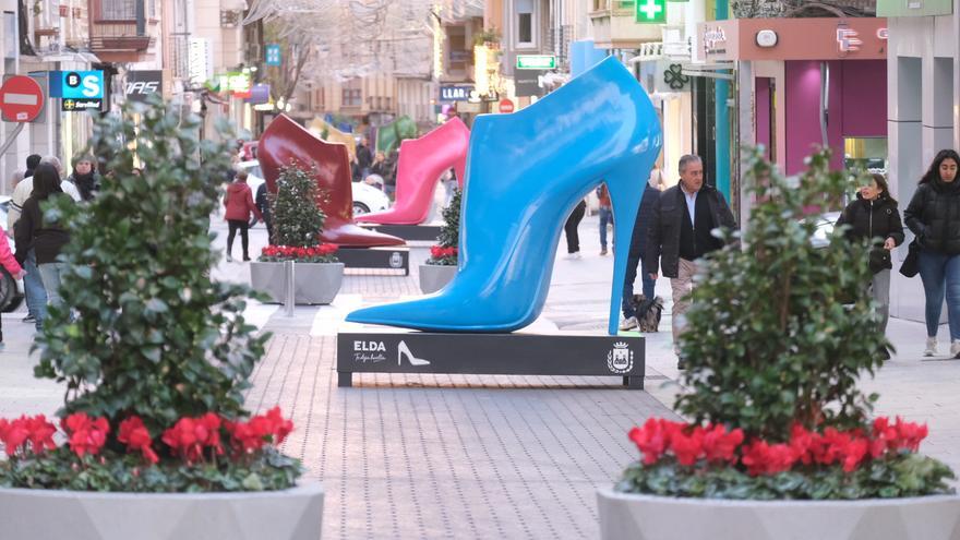 El Ayuntamiento de Elda defiende su gestión de los zapatos instalados en Juan Carlos I
