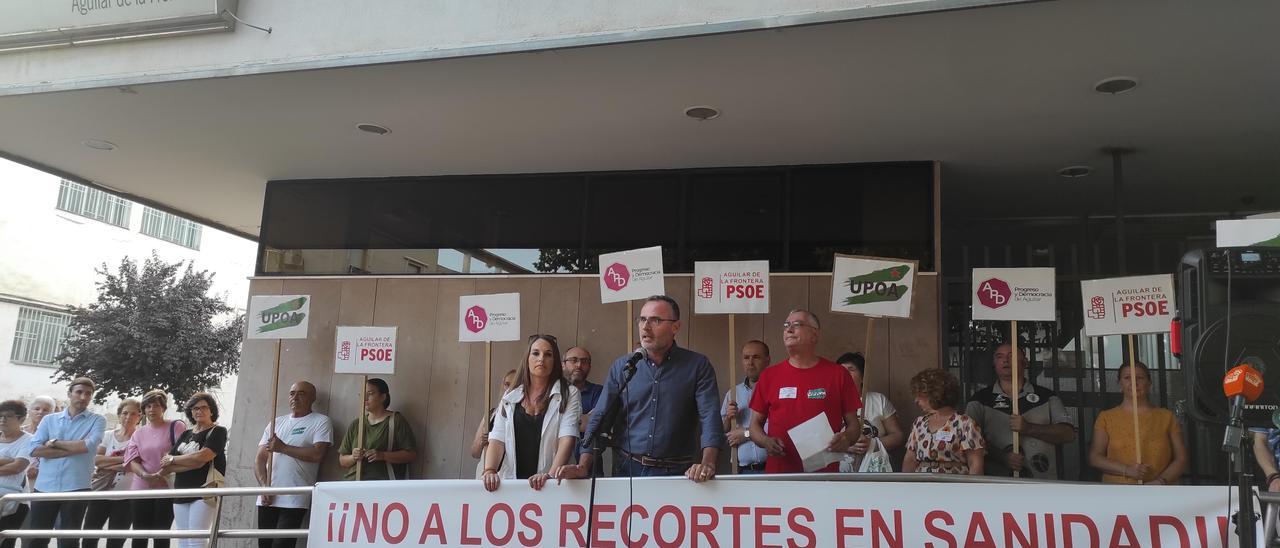 Los representantes políticos de Aguilar se dirigen a los vecinos.