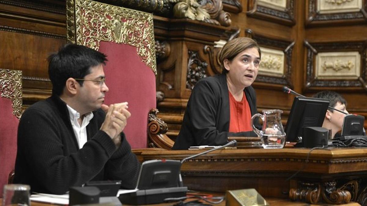 Gerardo Pisarello y Ada Colau, en el pleno del Ayuntamiento de Barcelona