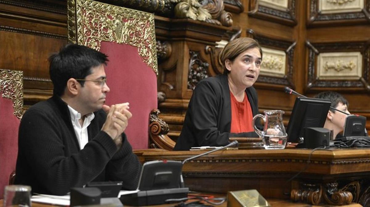 Gerardo Pisarello y Ada Colau, en el pleno del Ayuntamiento de Barcelona