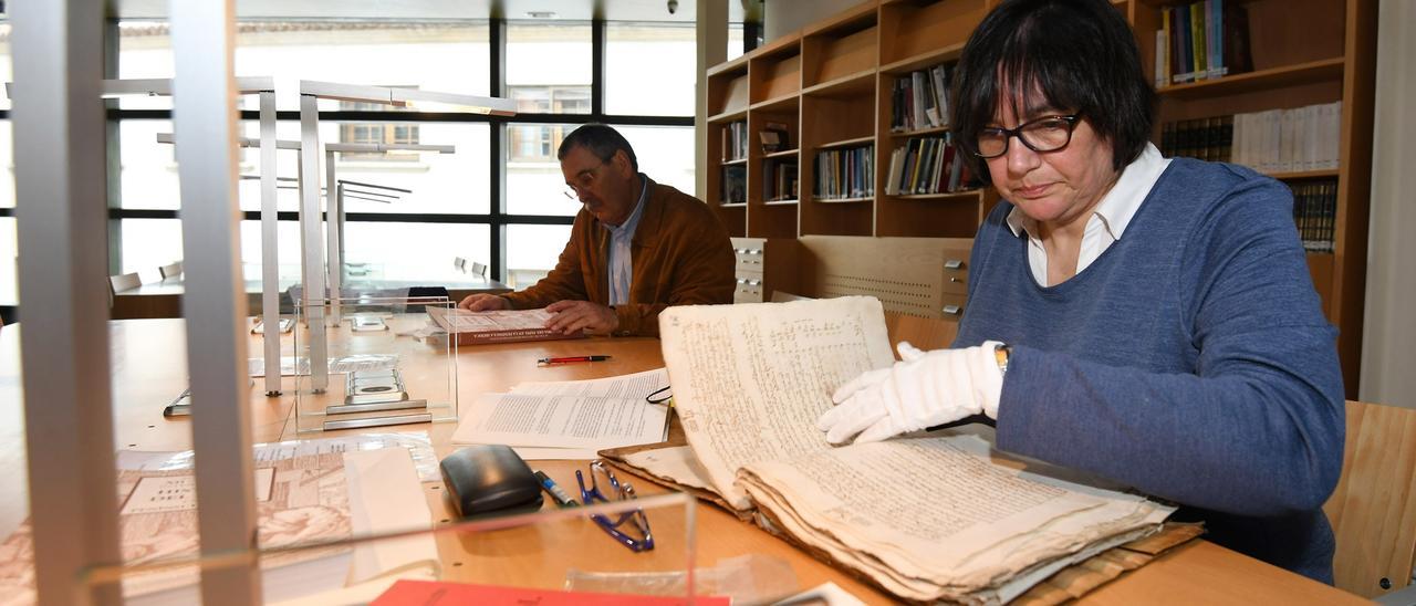 Una investigadora estudia documentos relativos a la presencia de la familia Colón en Pontevedra/ Gustavo Santos