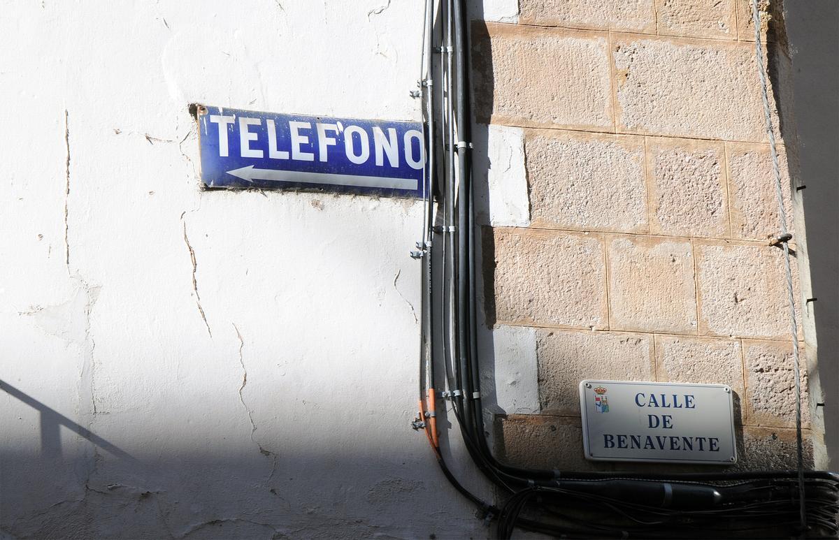 Rótulo de teléfono público en la calle Benavente.