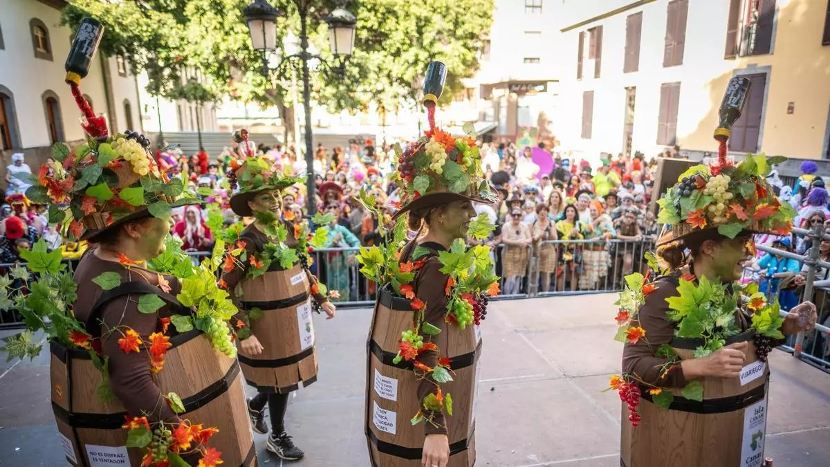 Hasta las barricas de vino salen a bailar en el Carnaval de Día de Santa Cruz de Tenerife