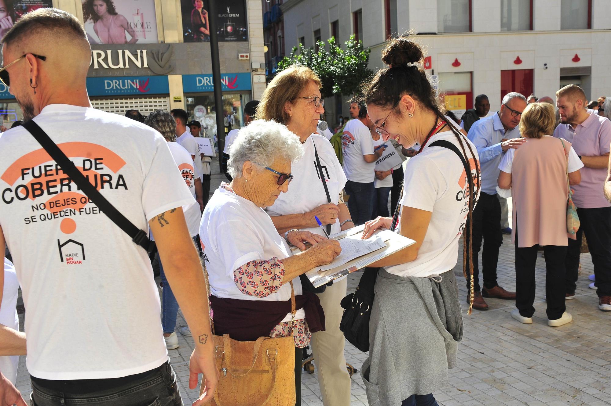 Concentración por los derechos de las personas sin hogar en Elche