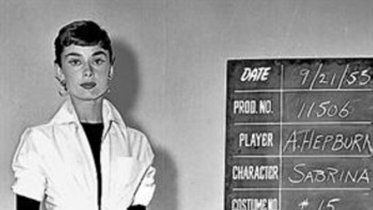 Hepburn, bailando en 1942 con 13 años. En el centro, en unas pruebas de vestuario en 1953. A la derecha, en una imagen sin datar.