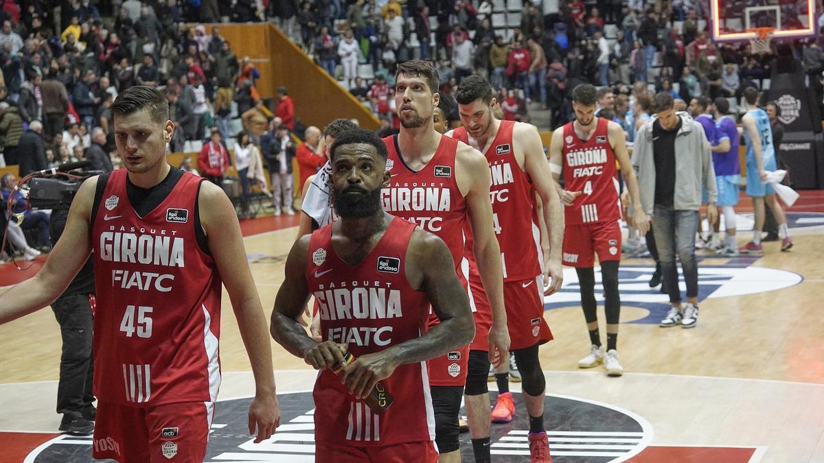 Els jugadors del Bàsquet Girona decebuts després de la derrota contra el Zunder Palència