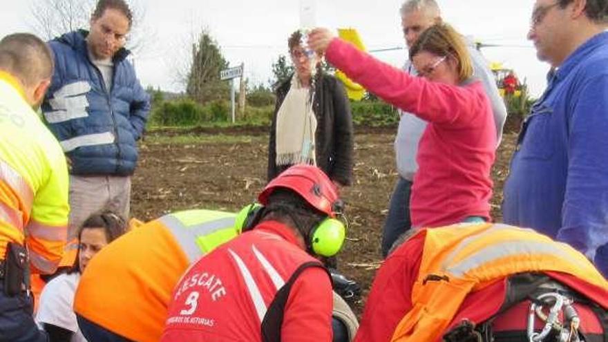 Los servicios de emergencia atienden al herido.