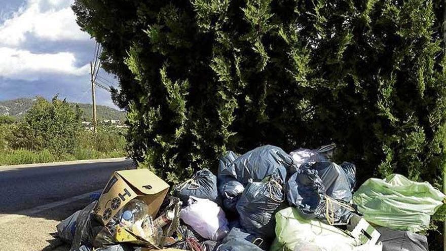 Residuos depositados desde hace días en el camí de sa Coma Freda.