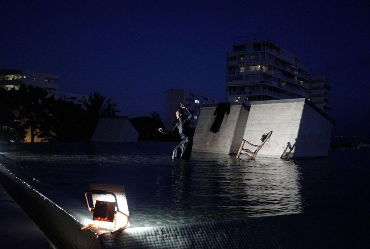 El bailarín Hugo Fanari danza ‘Ballant amb els estels’ sobre la nueva cubierta con agua. | M. MIELNIEZUK