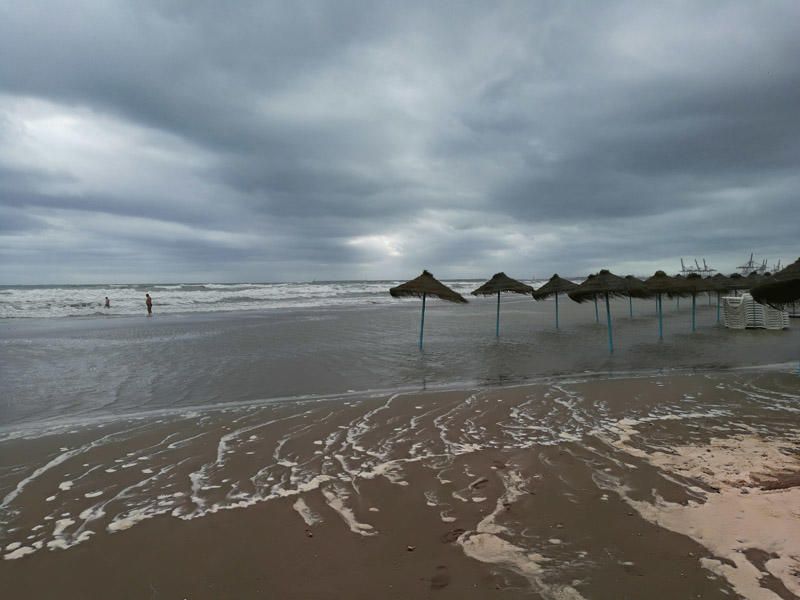 Olas de 2,5 metros invaden la playa de la Malvarrosa