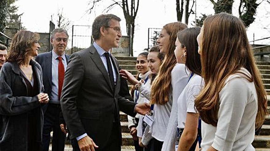 Feijóo saluda a alumnas del instituto Xelmírez I, en Santiago.