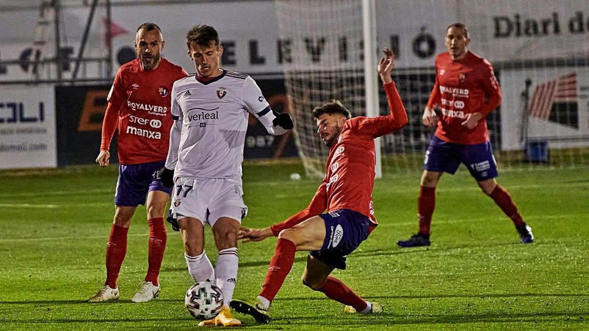 Vivancos i Eloi Amagat pressionen Ante Budimir durant el partit contra l&#039;Osasuna.