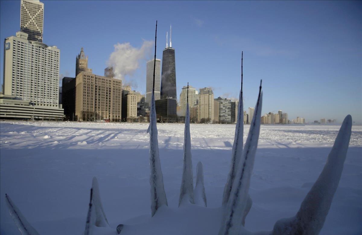 El hielo se forma a lo largo de la orilla del lago Michigan antes de la salida del sol.