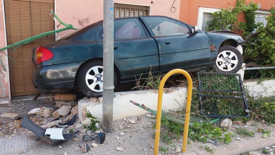 El coche quedó suspendido encima del muro derribado.