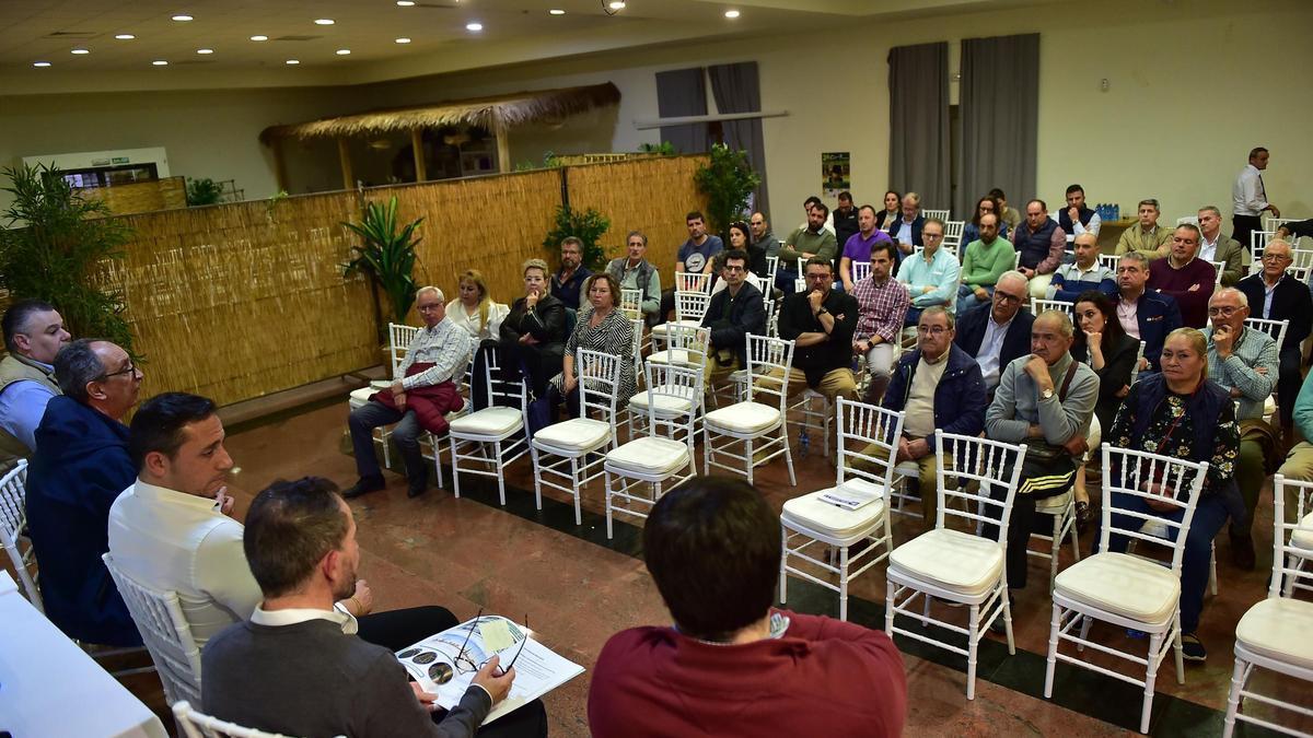 Reunión de empresarios y vecinos para decidir medidas por el proyecto de Martín Palomino en Plasencia.